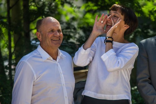 Fröhlichkeit vor dem Start der 71. Festspiele am Dienstagabend und Mittwochvormittag: Präsident Metzler und Intendantin Sobotka verhandeln über die Zukunft. 