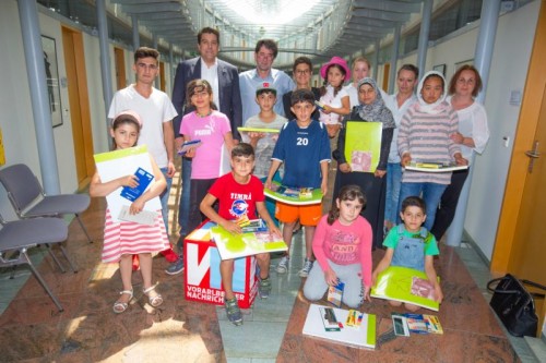 Für den Start erhielten 30 Kinder aus zugezogenen Familien qualitätsvolles Material, um kreativ tätig zu sein. 