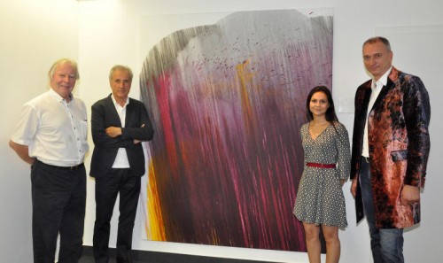 Galerist Kurt Prantl mit Mitarbeiterin Larissa Dona, Vernissageredner Edelbert Köb und Künstler Ty Waltinger (rechts).
