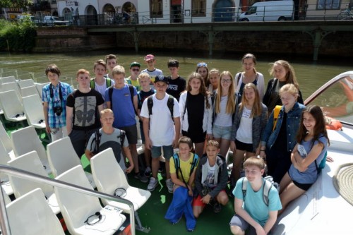 Gruppenfoto auf dem Boot auf der Ill in Straßburg: „Unsere Pünktlichkeit wurde belohnt. Wir bekamen Plätze auf dem einzigen offenen Schiff.“