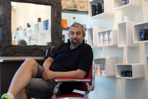 Gülti liebt die kreative Arbeit als Friseur und gibt Menschen gerne einen neuen Look.