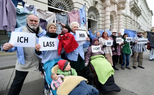„Ich lass mir nicht das letzte Hemd nehmen“: Die Armutskonferenz trat schon im April gegen eine Kürzung der Mindestsicherung auf.