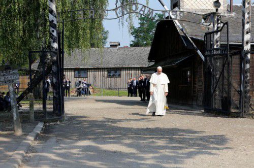 In aller Stille ging Papst Franziskus durch die Gedenkstätte, zog sich zum Gebet in eine Todeszelle zurück – und hinterließ eine Botschaft.