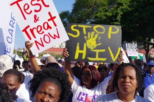 In der südafrikanischen Stadt Durban haben Demonstranten mehr Hilfen für HIV-Infizierte gefordert.