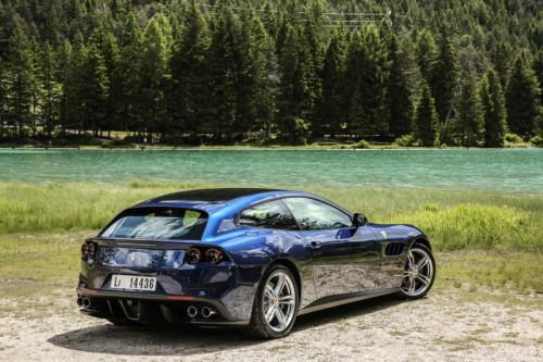 In nur 3,4 Sekunden auf Tempo 100 und 335 km/h schnell: der neue Ferrari GTC4Lusso.