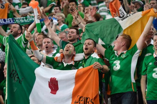 IRISCHE FANS: Ob aus Irland oder Nordirland – für die Stimmgewalt ihrer Anhänger hätten sich beide Nationen den Europameistertitel mehr als verdient. Unvergessen bleibt der nordirische Kult-Hit „Will Grigg’s on fire“, auch wenn der Drittliga-Stürmer bei der EM nicht eine Minute gespielt hat. Einen kleinen Preis gab es letztlich zumindest für die irischen Fans: Von der Pariser Bürgermeisterin Anne Hidalgo haben sie die Ehrenmedaille der französischen Hauptstadt verliehen bekommen.