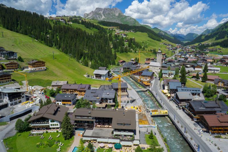 Krane prägen derzeit das Ortsbild von Lech. Die Tourismusgemeinde freut sich im Sommer über steigende Gästezahlen. VN/hartinger