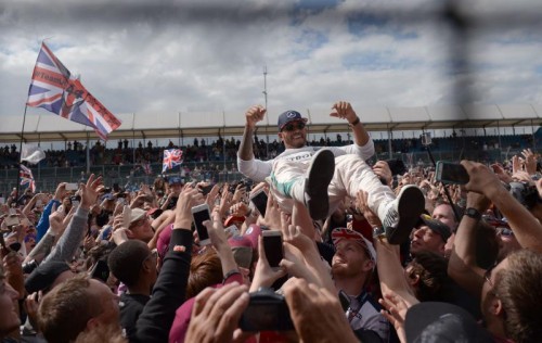 Lewis Hamilton surft mit den britischen Formel-1-Fans – der Weltmeister genoss den Heimvorteil.