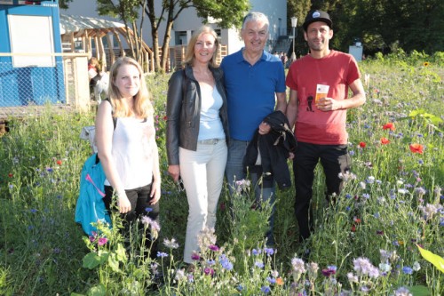 Maria Kopf, Verena und Peter Schmid und Poolbar-Gründer Herwig Bauer genossen die Feier bei bestem Wetter.