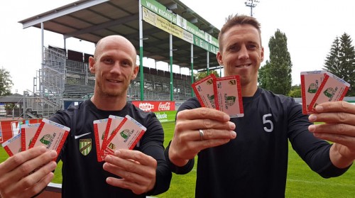 Mario Bolter (l.) und Christoph Stückler mit der Schneeballkarte für die am 22. Juli startende Saison.