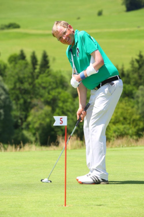 Markus Hirschbühl lässt sich von seinem Handicap nicht aus der Ruhe bringen und spielt mit nur einem Arm Golf.