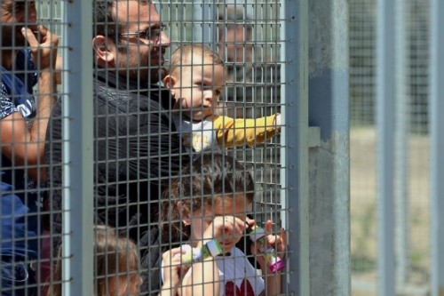 Migranten warten vor der Transitzone in Röszke.