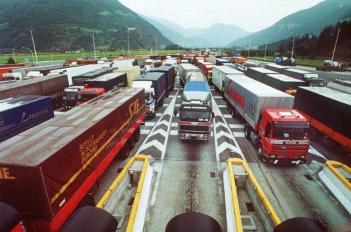 Mit offensichtlich nicht EU-kompatiblen Maßnahmen will das Land Tirol den Lkw-Verkehr eindämmen.