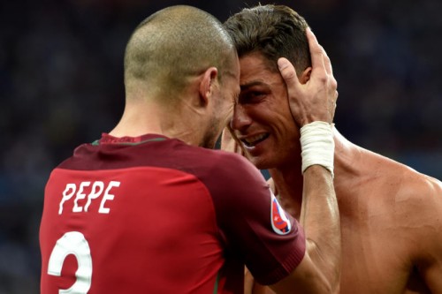 Pepe (l.) und Cristiano Ronaldo stehen im UEFA-Team.