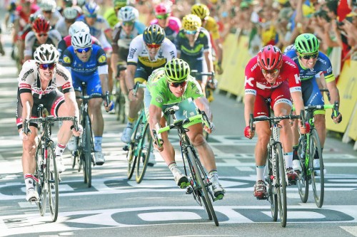 Peter Sagan (l.) schiebt sich in der Millimeter-Entscheidung an Alexander Kristoff vorbei zum Sieg.