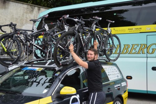 Raimund Liesinger bringt bei der Österreich-Rundfahrt täglich die Team-Vorarlberg-Rennmaschinen auf Vordermann.