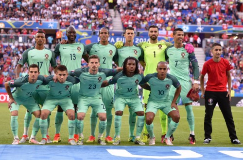 Rotzfrech: Ein Tänzer aus der Show vor dem Halbfinale schummelte sich auf das Teamfoto von Portugal. Ronaldo scheint es zu amüsieren.