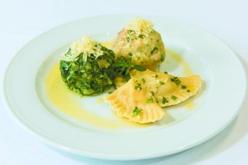Schlutzkrapfen, Spinatknödel und Käsknödel.