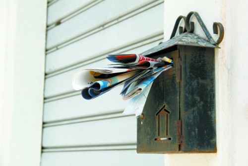 Schon ein voller Briefkasten kann die Einladung für ungebetene Gäste sein. Foto: Shutterstock