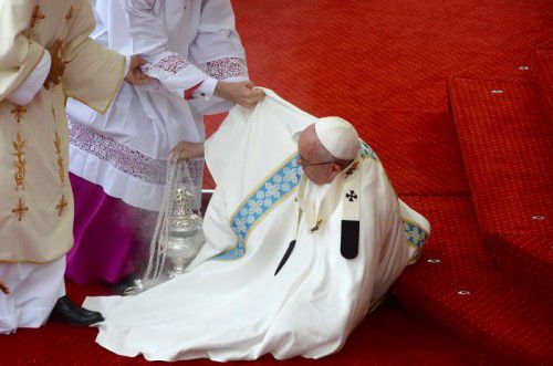 Schrecksekunde: Papst Franziskus ist zu Beginn der Messe gestürzt. Der 79-Jährige hielt aber kurz darauf augenscheinlich unverletzt die Predigt.