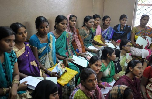 Schwangere Frauen in Indien warten auf eine ärztliche Untersuchung. 1,3 Milliarden Menschen leben in dem Land.