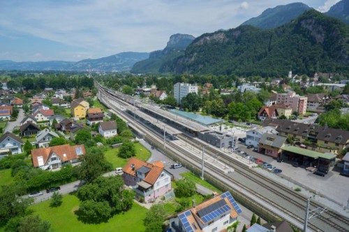 Sehr hell und offen präsentiert sich der neue Bahnhof auch aus der Luft.
