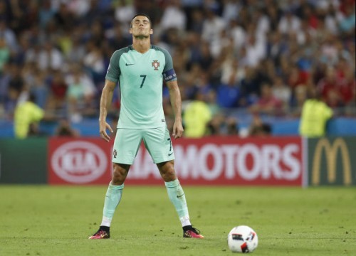 So kennt man Cristiano Ronaldo. Die Fans lieben ihn für seine Selbstdarstellung, doch der 31-jährige Portugiese ruft damit auch viele Kritiker auf den Plan.
