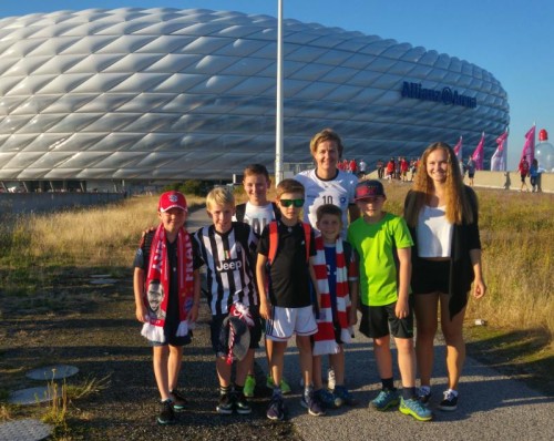 Sonja Spieler (im Hintergrund) mit Levin Gmeiner, Jakob Ritschel, Pascal Enzi, Linus Loretz, Marius Rupfle, Niklas Ill und Vanja Irninger.