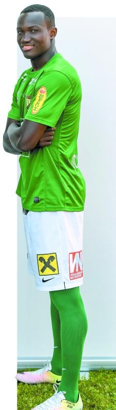 „Thank You Jesus“ steht auf den Fußballschuhen von Austrias neuem Torjäger Raphael Dwamena.