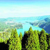 Kratersee in Blau und Grün