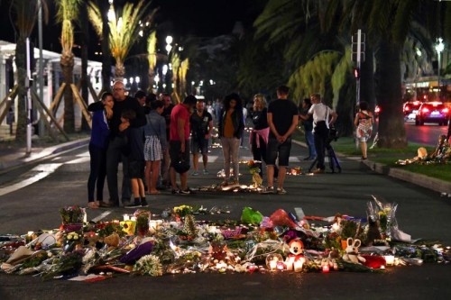 Trauernde versammeln sich in Nizza vor einem Mahnmal aus Blumen und Kerzen für die Todesopfer.