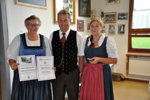 Vereinsehrung für Bibiane Wassertheurer (l.), die extra aus Kärnten angereist ist, und Ehrenobmann Volker Gasser (im Bild mit Schriftführerin Margit Halbeisen).