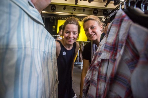 Veronika Schallert (l.) und Reh Eggler veranstalteten den bereits siebten „Kleiderzirkus“.