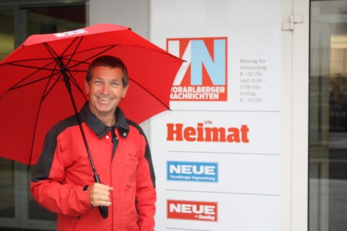 Vormittägliches Regenwetter in Feldkirch: Da konnte Markus Weichselbraun den neuen VN-Schirm gleich ausführen.