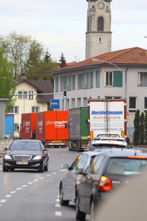 Wenn Lkw und Urlauber über Höchst in die Schweiz fahren, droht wieder Stau.