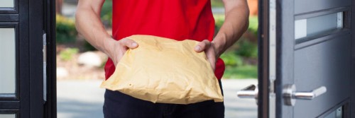 Zwölf Mal wurden Pakete mit Handys und Lautsprechern an die Adresse des Paares geliefert. Die Namen scheinen Fantasienamen zu sein.