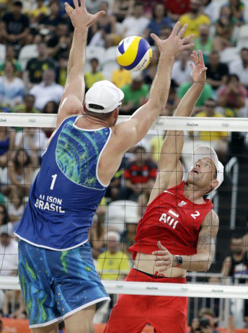 Alexander Horst (r.) bewies gemeinsam mit seinem Partner Clemens Doppler gegen die an Nummer Eins gesetzten Brasilianer Alison/Bruno im Hexenkessel an der Copa Cabana viel Klasse und enorm viel Ruhe.