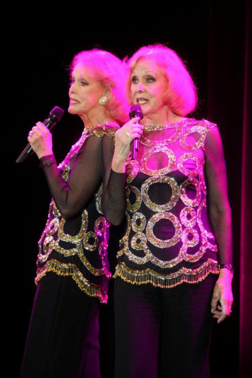 Alice und Ellen Kessler sind immer noch aktiv. Zuletzt spielten sie in dem Musical „Ich war noch niemals in New York“ mit.