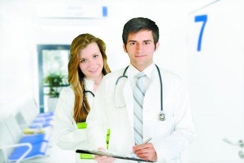 Arzt bzw. Ärztin zählt nach wie vor zu den attraktivsten Berufen. Auch was das andere Geschlecht betrifft.