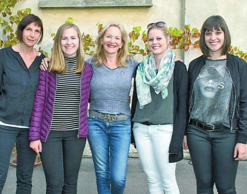 Autorin mit Veranstalterteam: Sonja Kaiser (l.), Christina Metzler mit Gaby Hauptmann, Carina Zengerle und Anna Kassegger.