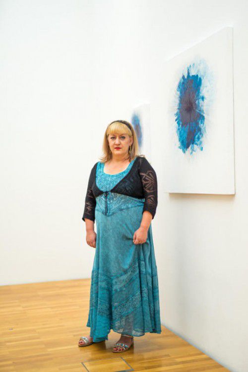 Barbara Winkler vor einem der Kunstwerke in der Austellung „For your eyes only“ von Marbod Fritsch.