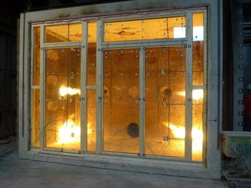 Benedikt Sigg hat die Fenster entwickelt, das Institut für Brandschutz gab ihnen Zunder.