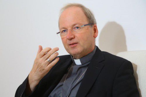 Benno Elbs betet für Opfer, Angehörige und Helfer. 