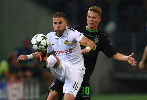 Berns Yoric Ravet, vorne im Bild gegen den Schweizer im Gladbach-Dress, Nico Elvedi, gelang der Gegentreffer für die Hütter-Elf.