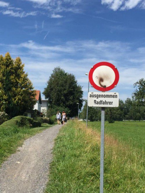 Hard. Schmal ist der Kiesweg, der vom McDonald‘s in Hard in Richtung See führt. Er ist für Fußgänger reserviert, oft rasen aber auch Mopeds darüber. Die Polizei hat den Weg im Blick, von einem Sperr-Poller hät sie aber nichts. Denn auch Kinderwägen sollen schließlich durchkommen.