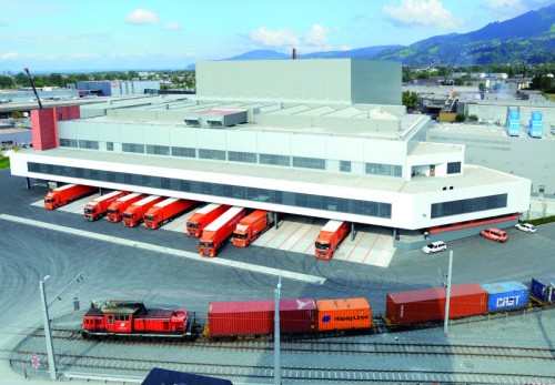 Blum verfügt in Dornbirn über einen eigenen Bahnanschluss. Hier werden die Container zum Versand beladen.