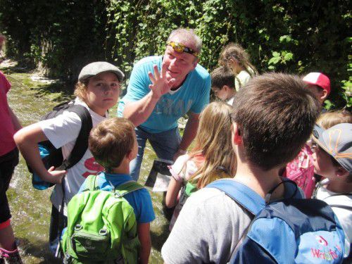 Bürgermeister Loacker war mit den Kindern im Emmebach unterwegs.