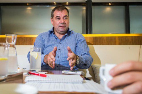Christoph Hagen erklärt, dass das Team Stronach zeitweise außer Kontrolle geraten ist. „Dann bin ich Generalsekretär geworden.“