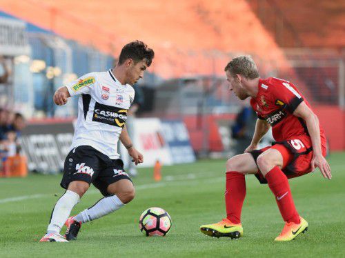 Daniel Luxbacher (links gegen Admiras Thomas Ebner) ist die neue Lust am Fußballspielen anzumerken.