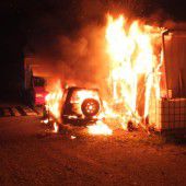 Schuppen und Pkw in Brand